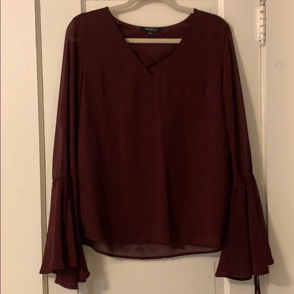 Really pretty blouse w/ sheer decorative sleeves